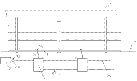 Municipal bridge guardrail cleaning device having water level communicating pipe and application method thereof