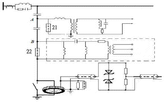 Travelling wave sensing device for measuring voltage travelling waves