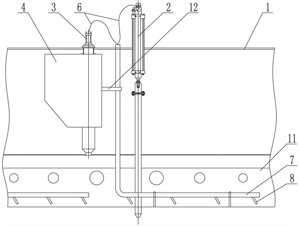 Automatic ash removal device for flue of aluminum electrolysis cell