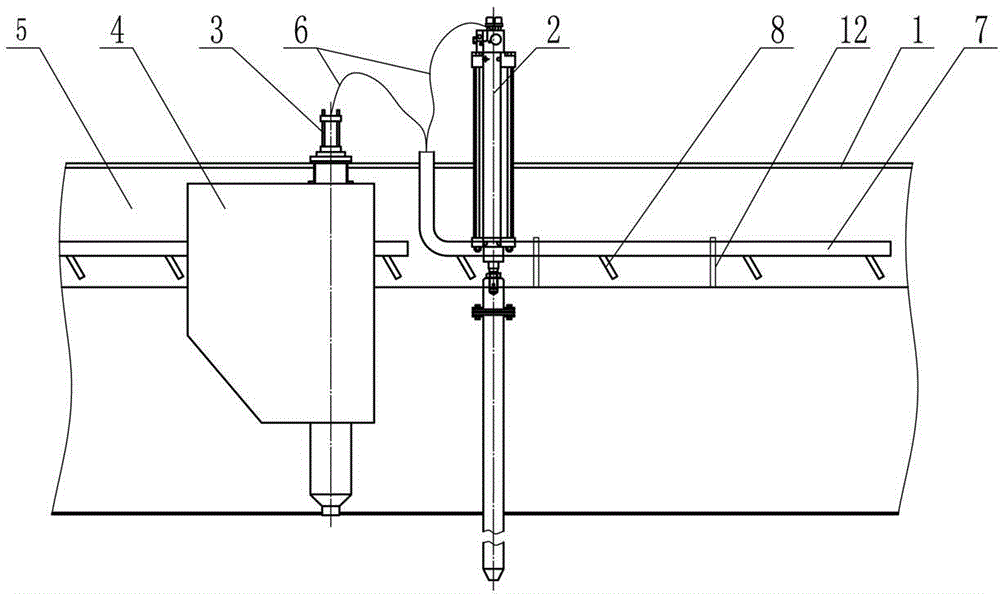 Automatic ash removal device for flue of aluminum electrolysis cell