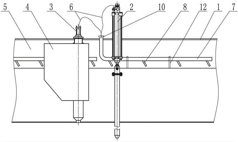 Automatic ash removal device for flue of aluminum electrolysis cell