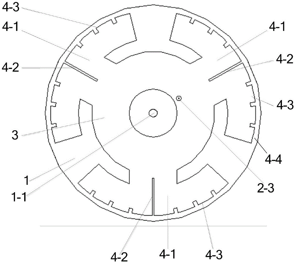 Horizontally Polarized Broadband Omnidirectional Antenna Array with Common Ground Fringe and Its Adjustment Method