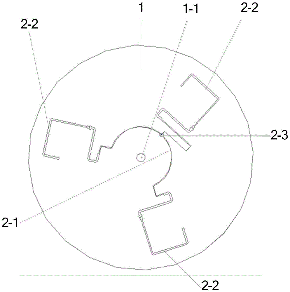 Horizontally Polarized Broadband Omnidirectional Antenna Array with Common Ground Fringe and Its Adjustment Method