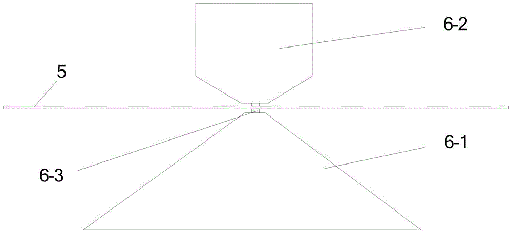 Horizontally Polarized Broadband Omnidirectional Antenna Array with Common Ground Fringe and Its Adjustment Method