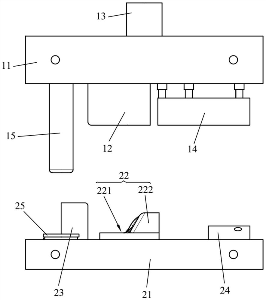 Corrugated board end forming die and corrugated board end forming device