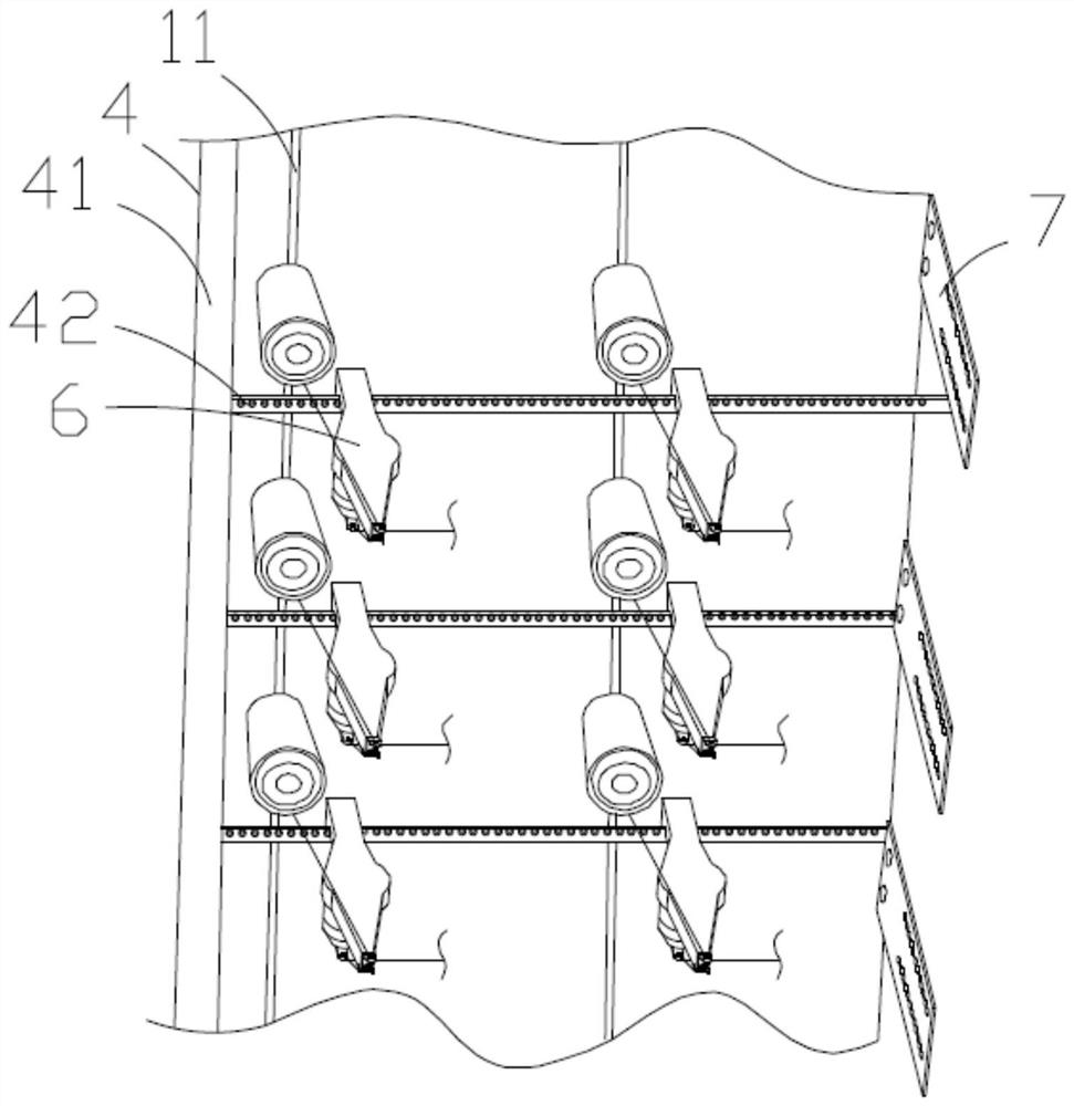 Warp knitting creel equipment with yarn storage device and installation method thereof