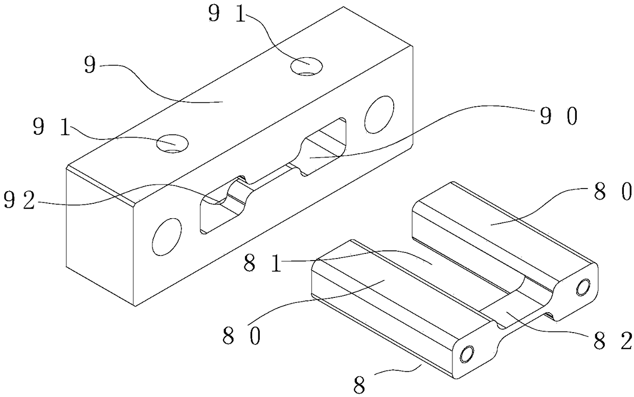 Corner cutting and forming device for packaging bags