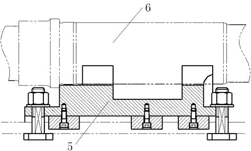 Processing method of oblique oil hole in revolving shaft of traction motor and auxiliary processing device