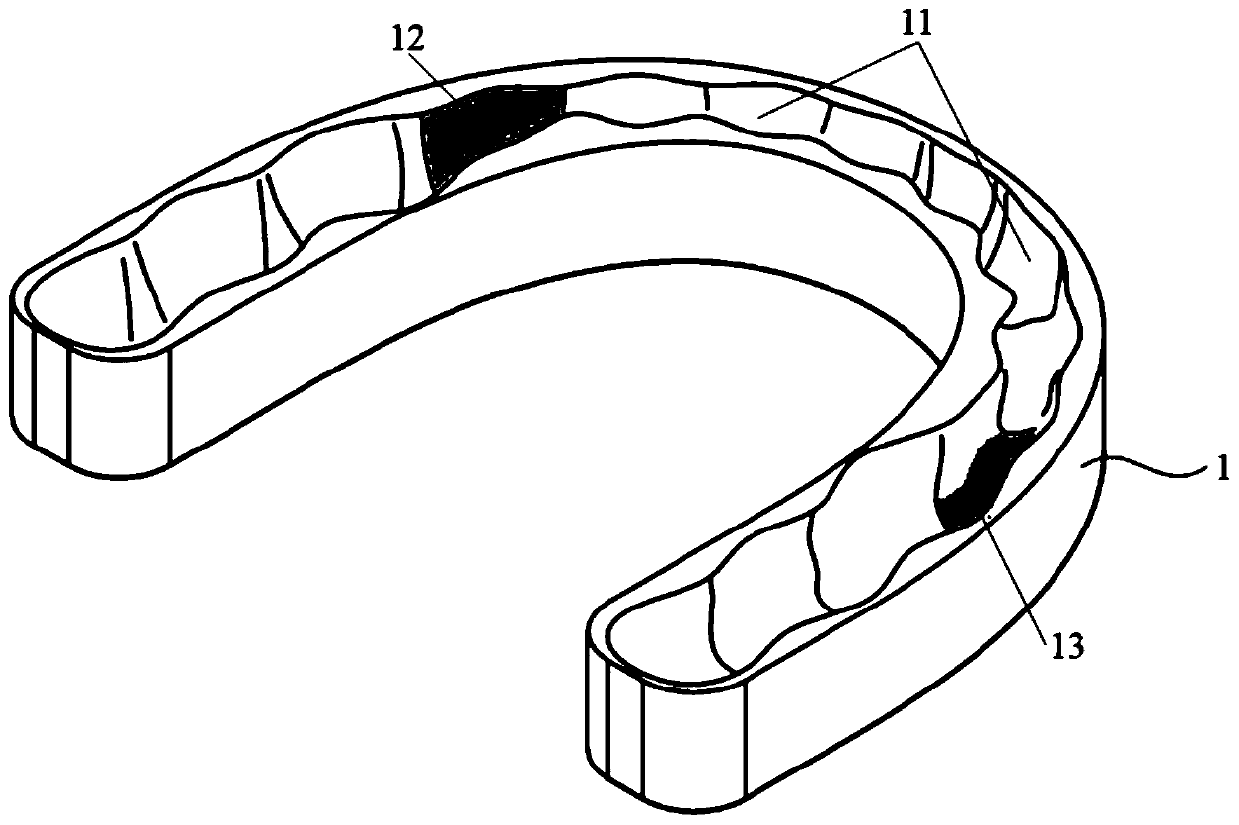 Tooth protecting and whitening brace and manufacturing method and using method thereof