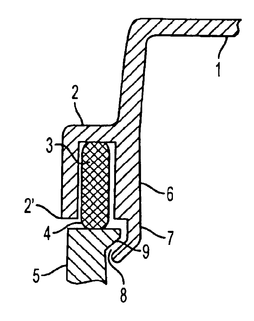 Casing cover having a device for assuring sealing forces