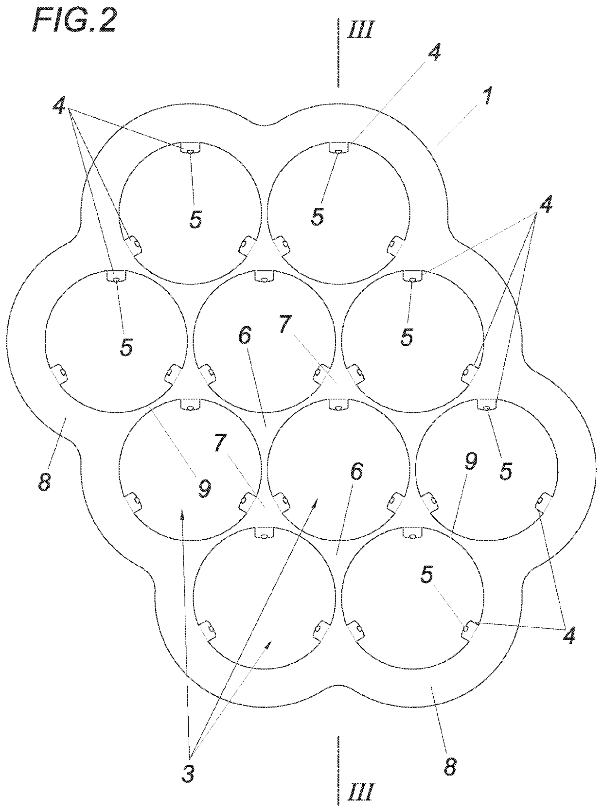 Apparatus for connecting in parallel a plurality of battery cells which are arranged parallel to one another with respect to a joining axis