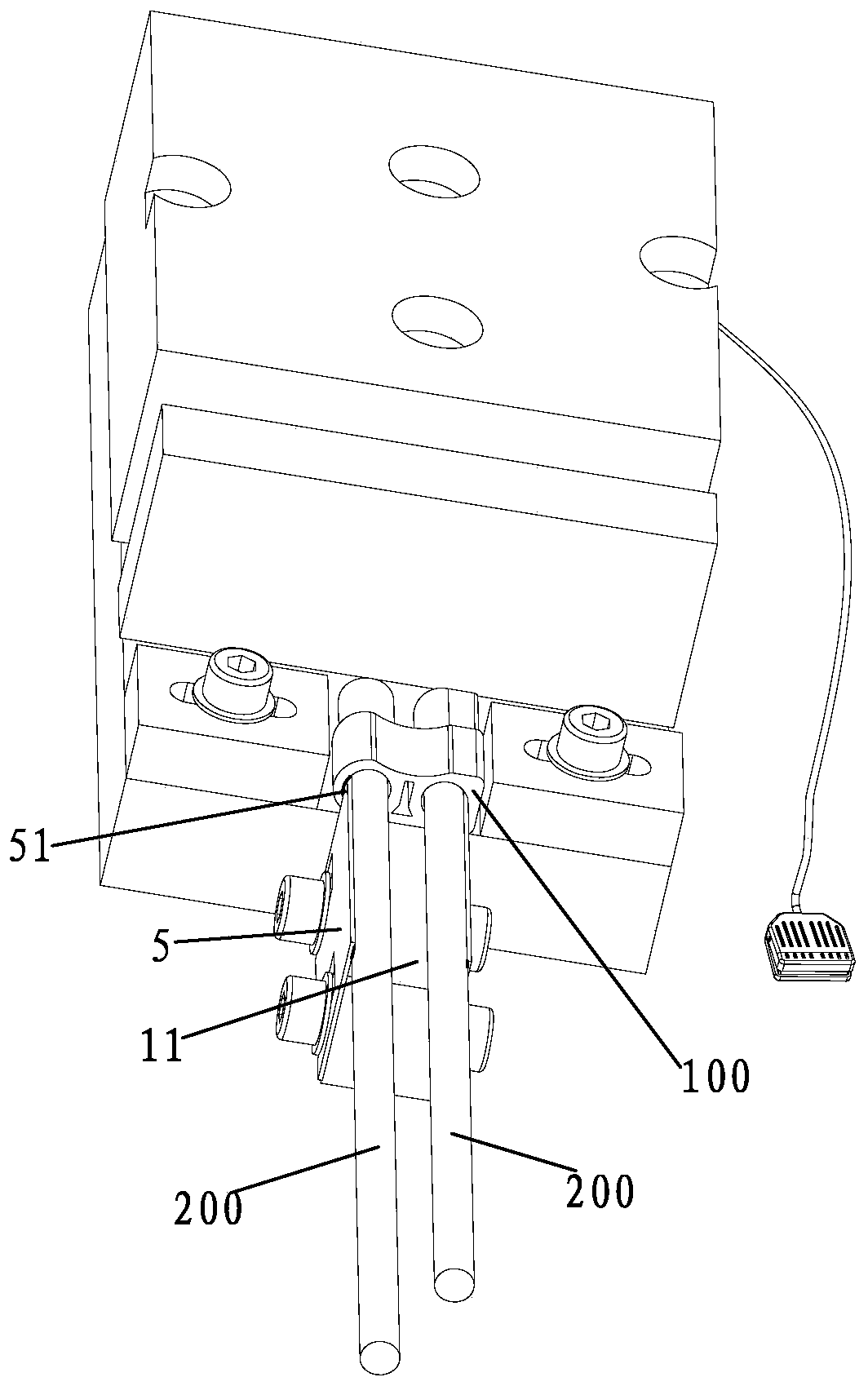 An assembly aid for deep penetration of the ends of two wires into a dual channel terminal