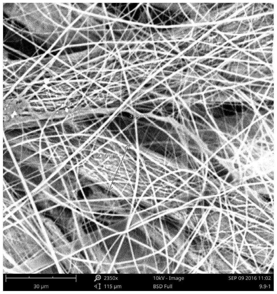 Microfiber-functionalized cellulose forming paper with the functions of carrying aroma and selectively reducing phenol content in smoke and its preparation and application