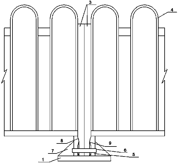 Road center fence capable of toppling over safely