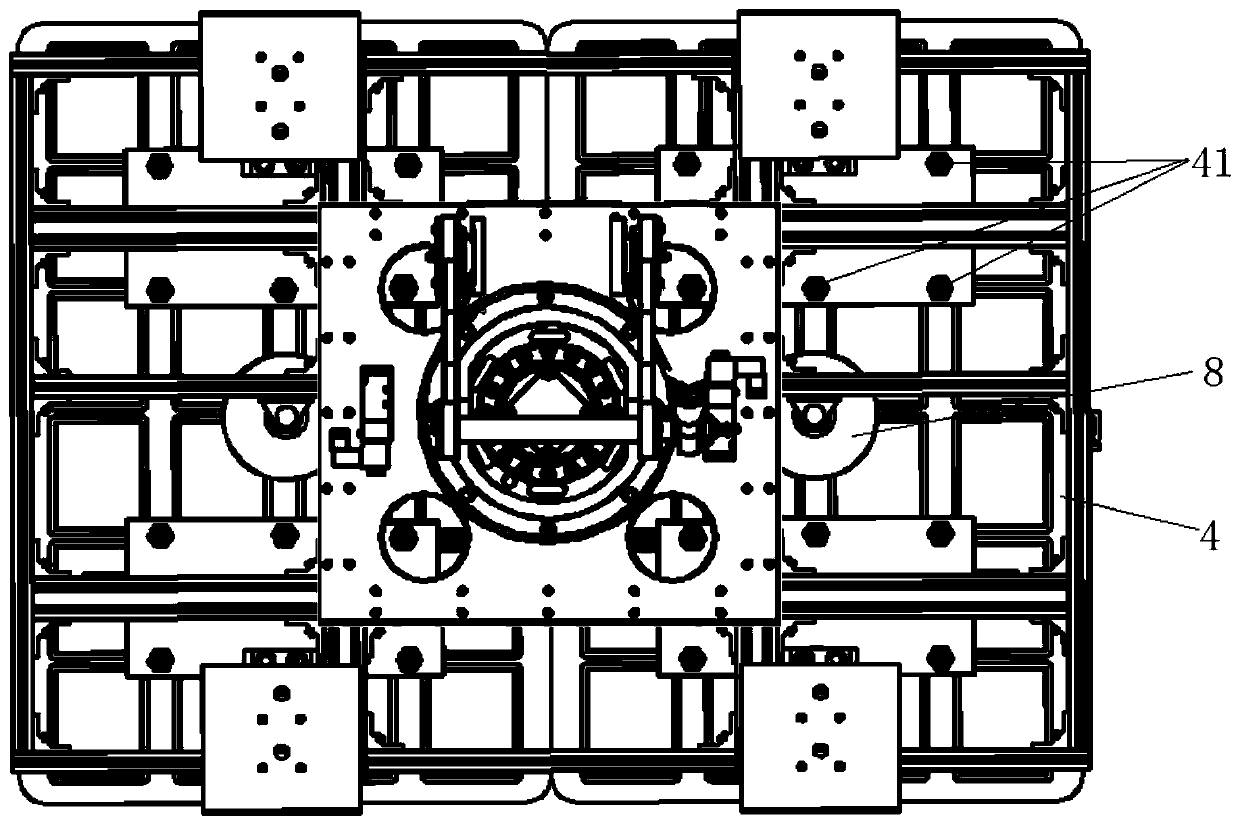 Tray grabbing mechanism of bread tray collecting machine and bread tray collecting machine