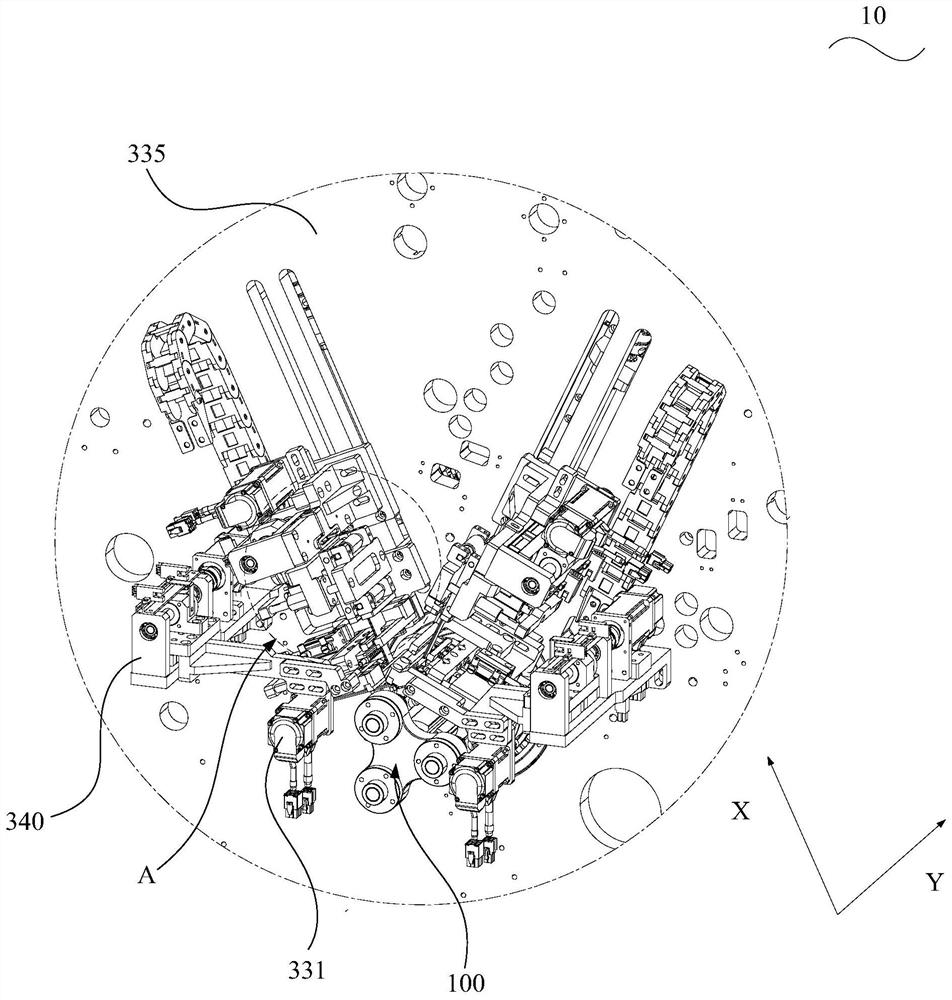 Feeding device, winding machine and deviation rectifying method