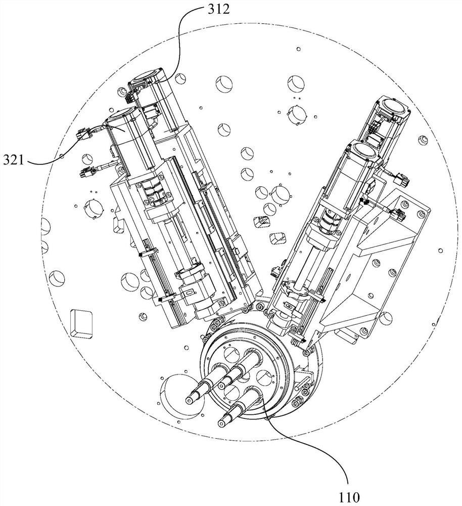 Feeding device, winding machine and deviation rectifying method