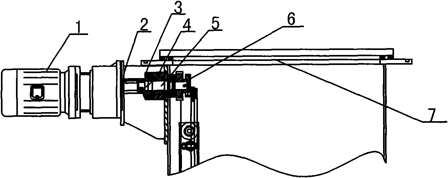 Transmission mechanism in closed cleaning tank