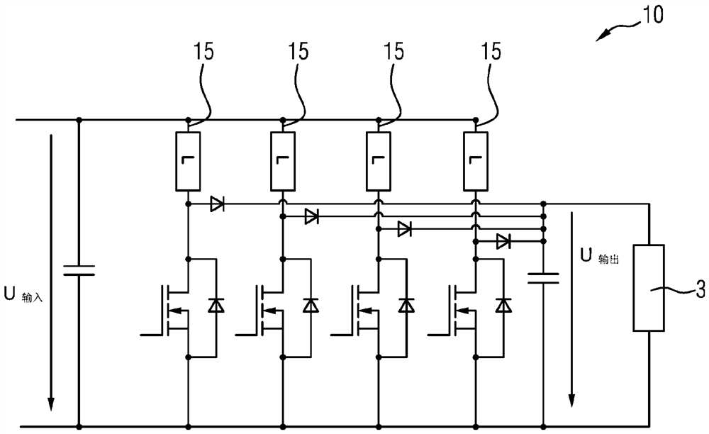 Device and method for adapting a direct current intermediate circuit by varying the voltage and adapting the phase number of a dc/dc converter