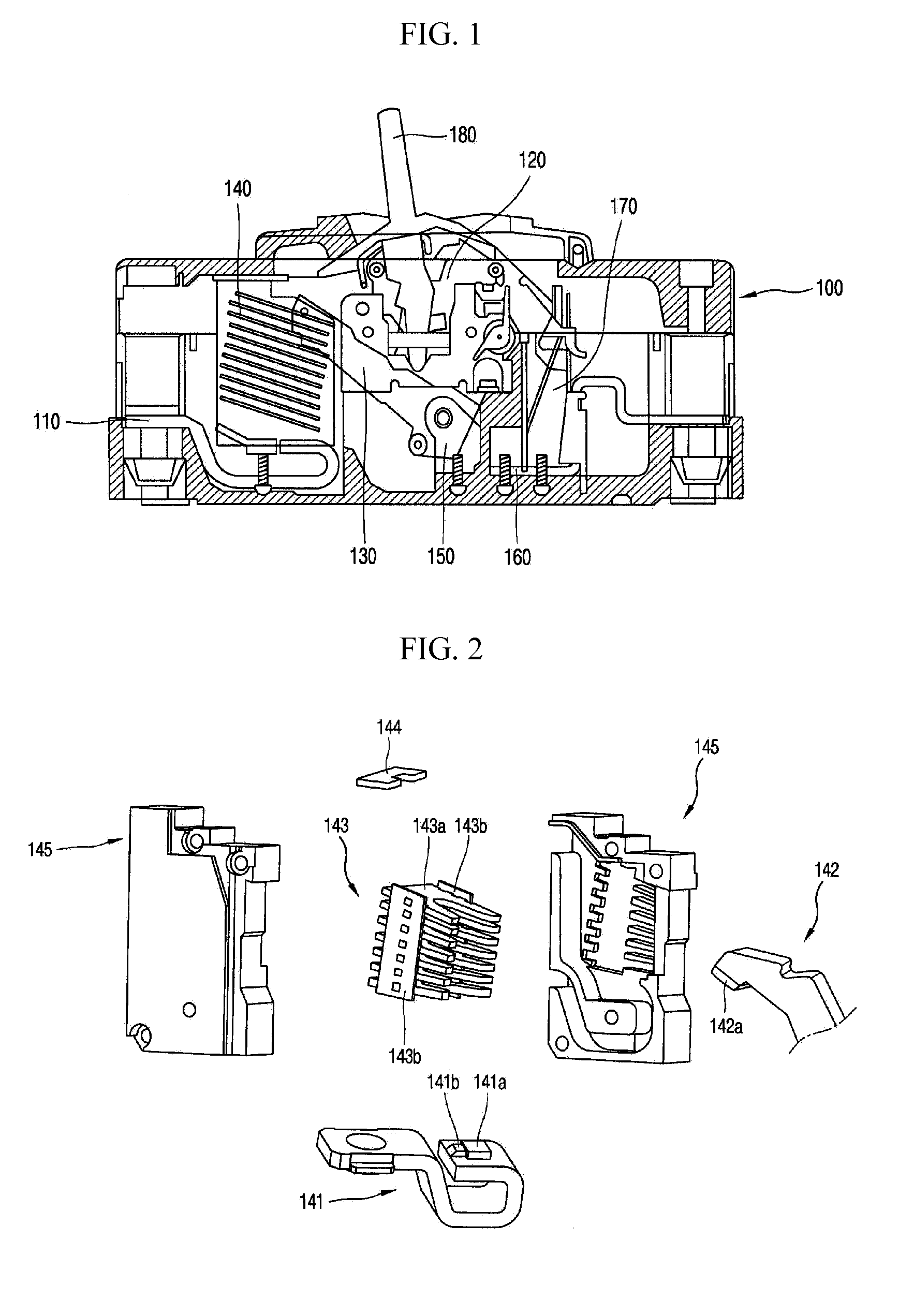 Circuit breaker with arc extinguishing mechanism