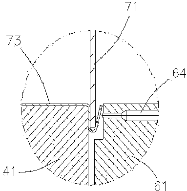 Side pressing and riveting device of refrigerator bottom steel and assembling method of refrigerator bottom steel