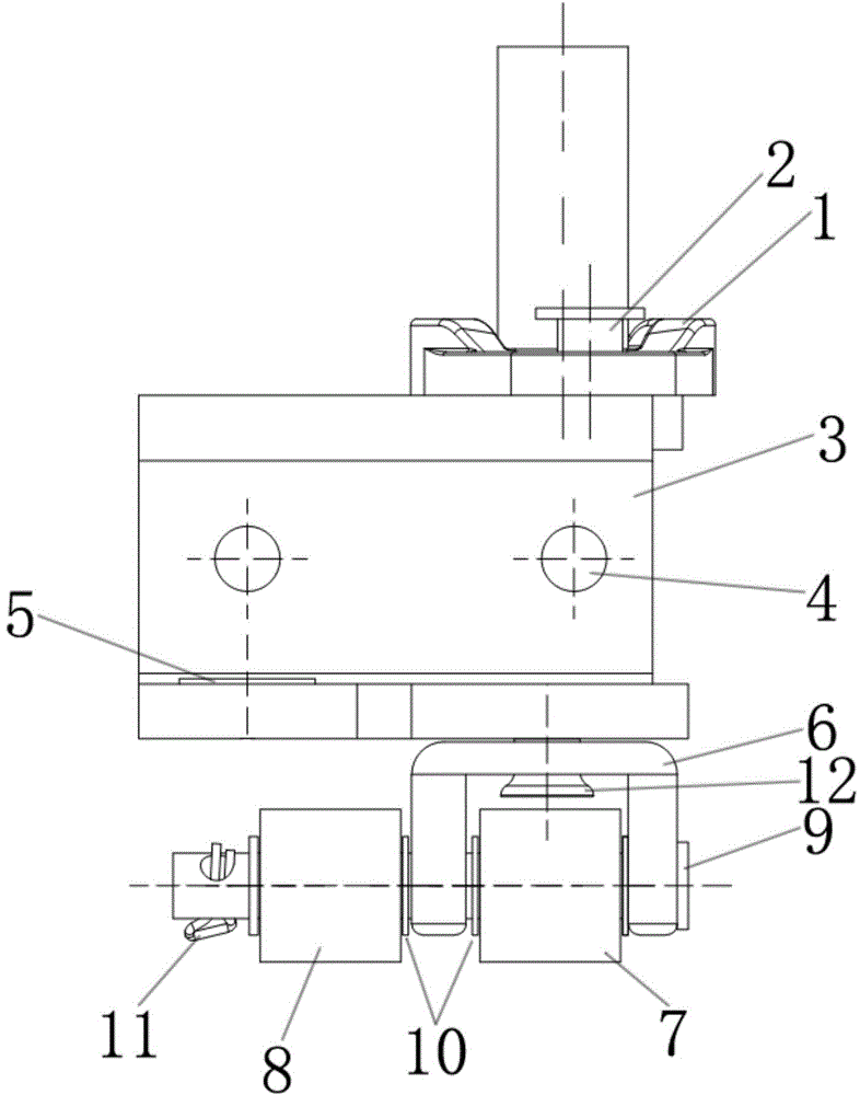 Refrigerator universal bottom hinge and refrigerator with same