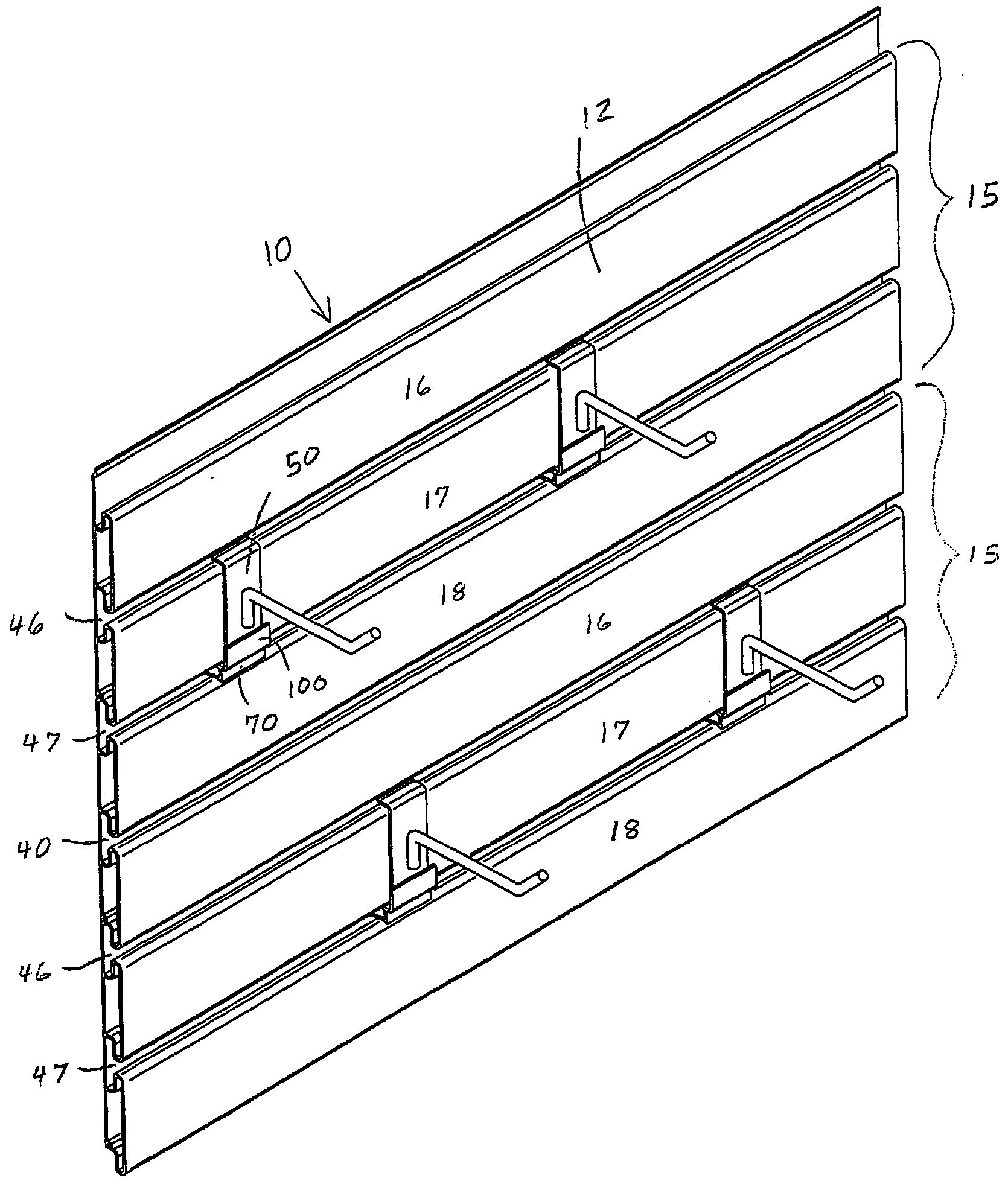 Slatwall hanger stabilizing clip