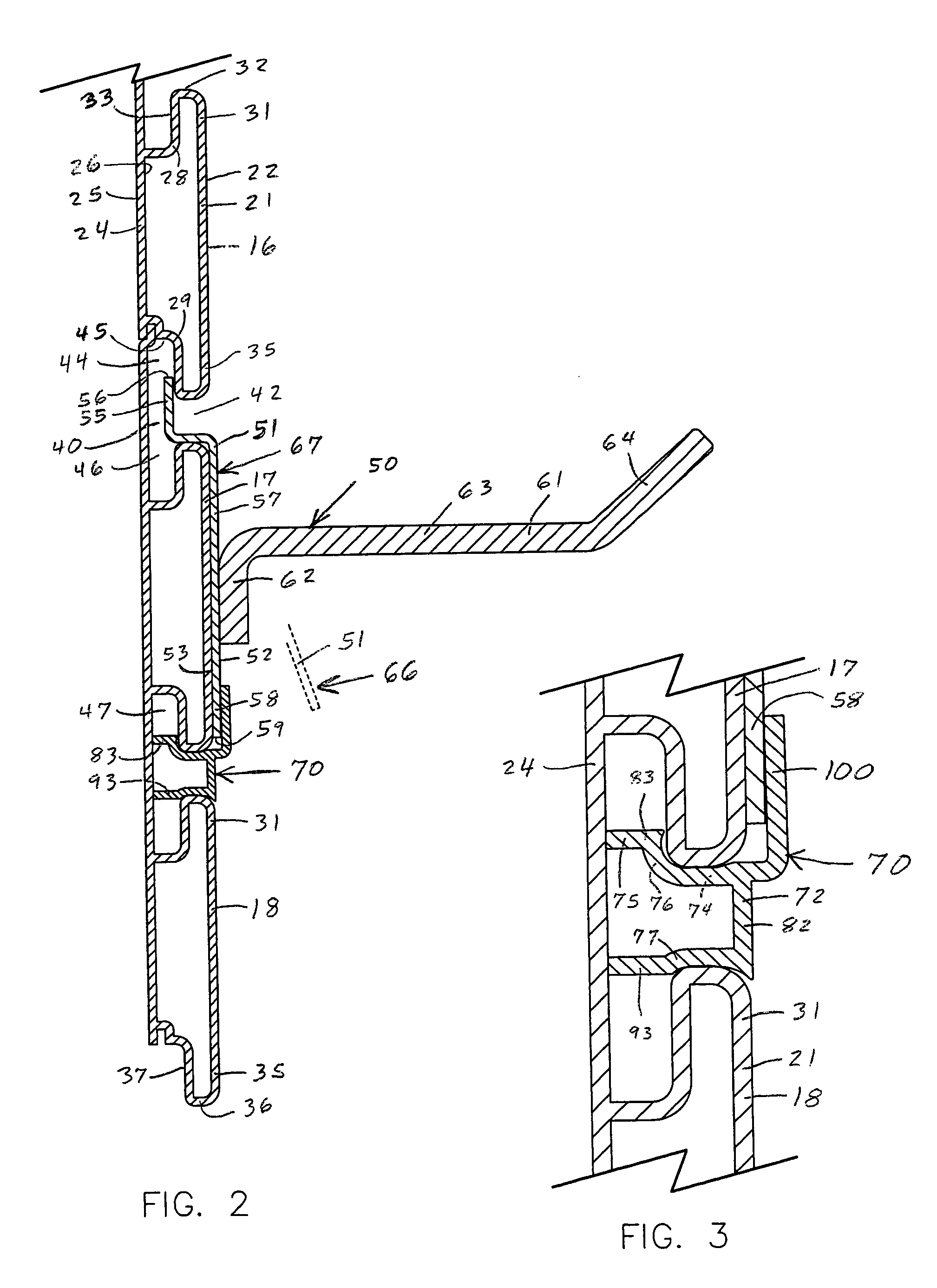 Slatwall hanger stabilizing clip