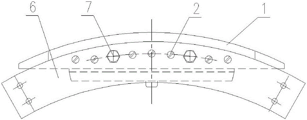 A connection structure of the damping ring and the pole piece of a solid magnetic pole salient pole synchronous motor