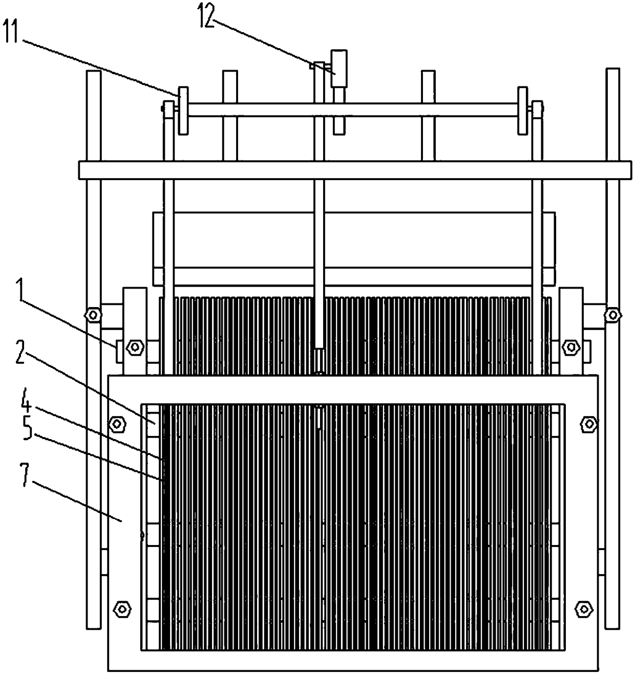 Adhering preventing type gradual marching device for frozen dumplings