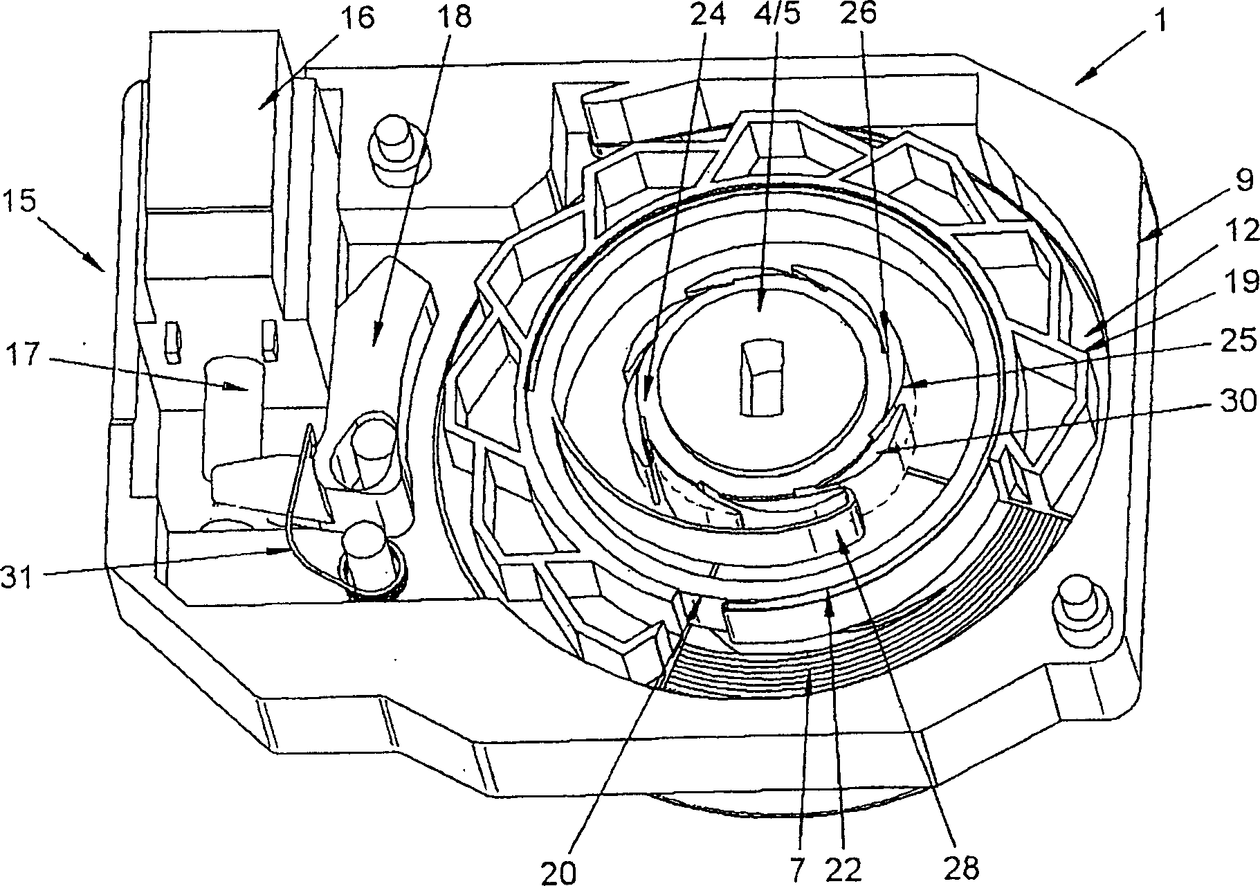 Safety belt automatic flexing device with free wheel clutch