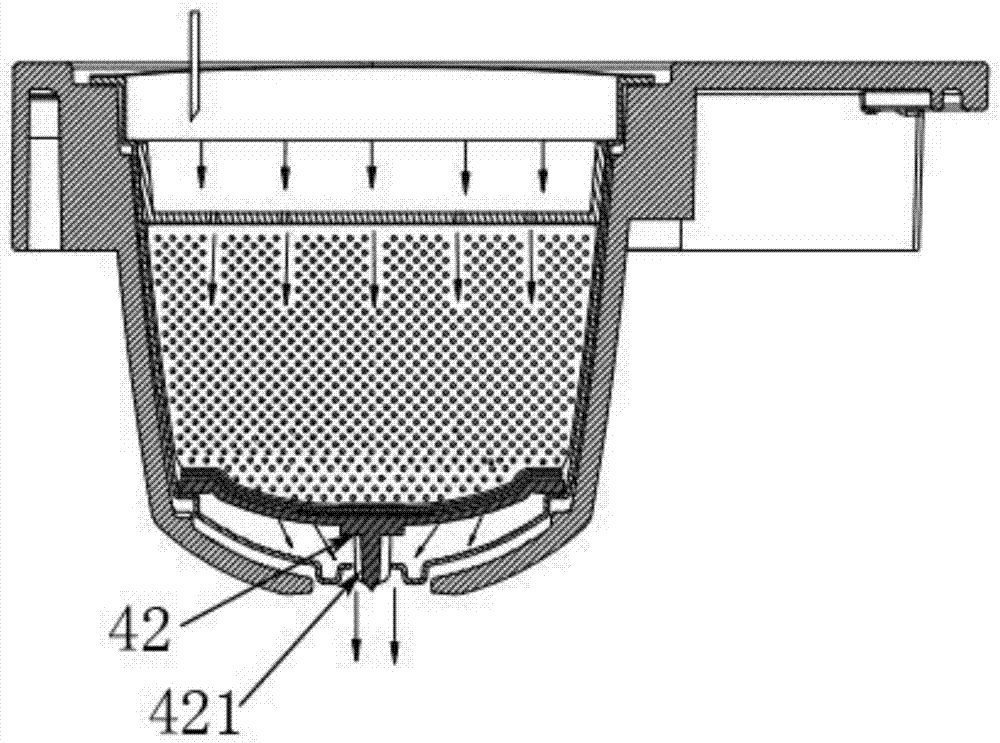 Beverage container pierced by internal deformation and beverage preparation method thereof