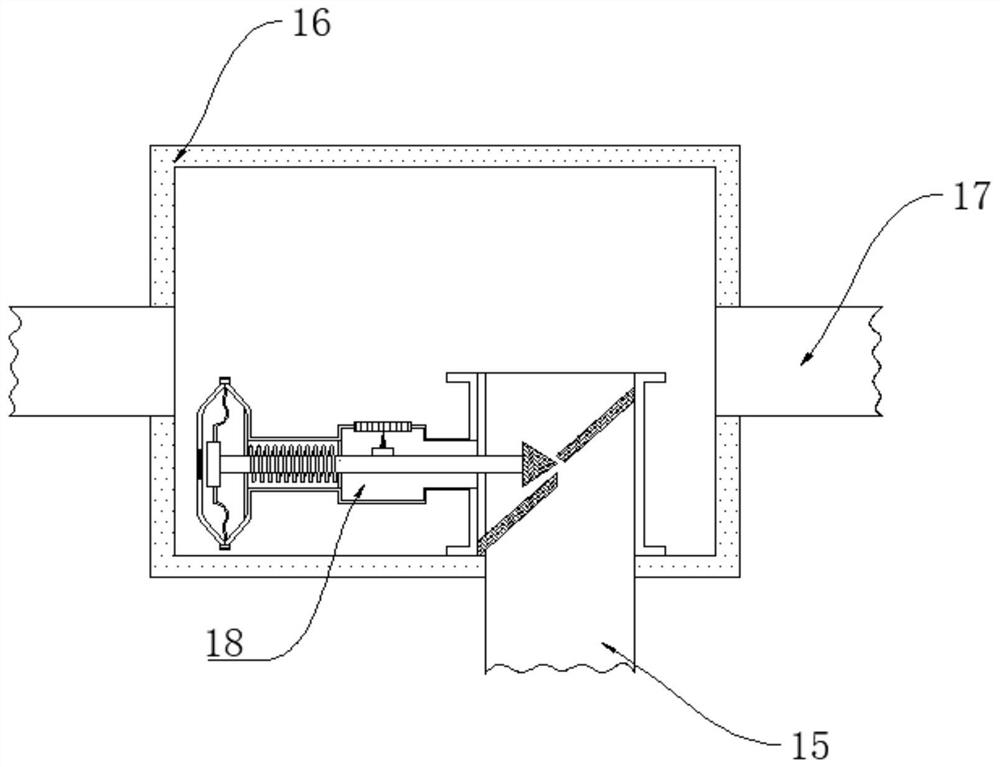 Asphalt spraying device for waterproof roll