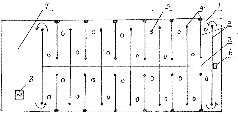 Continuous production device for culturing Microalgae by closed piston flows and production method thereof