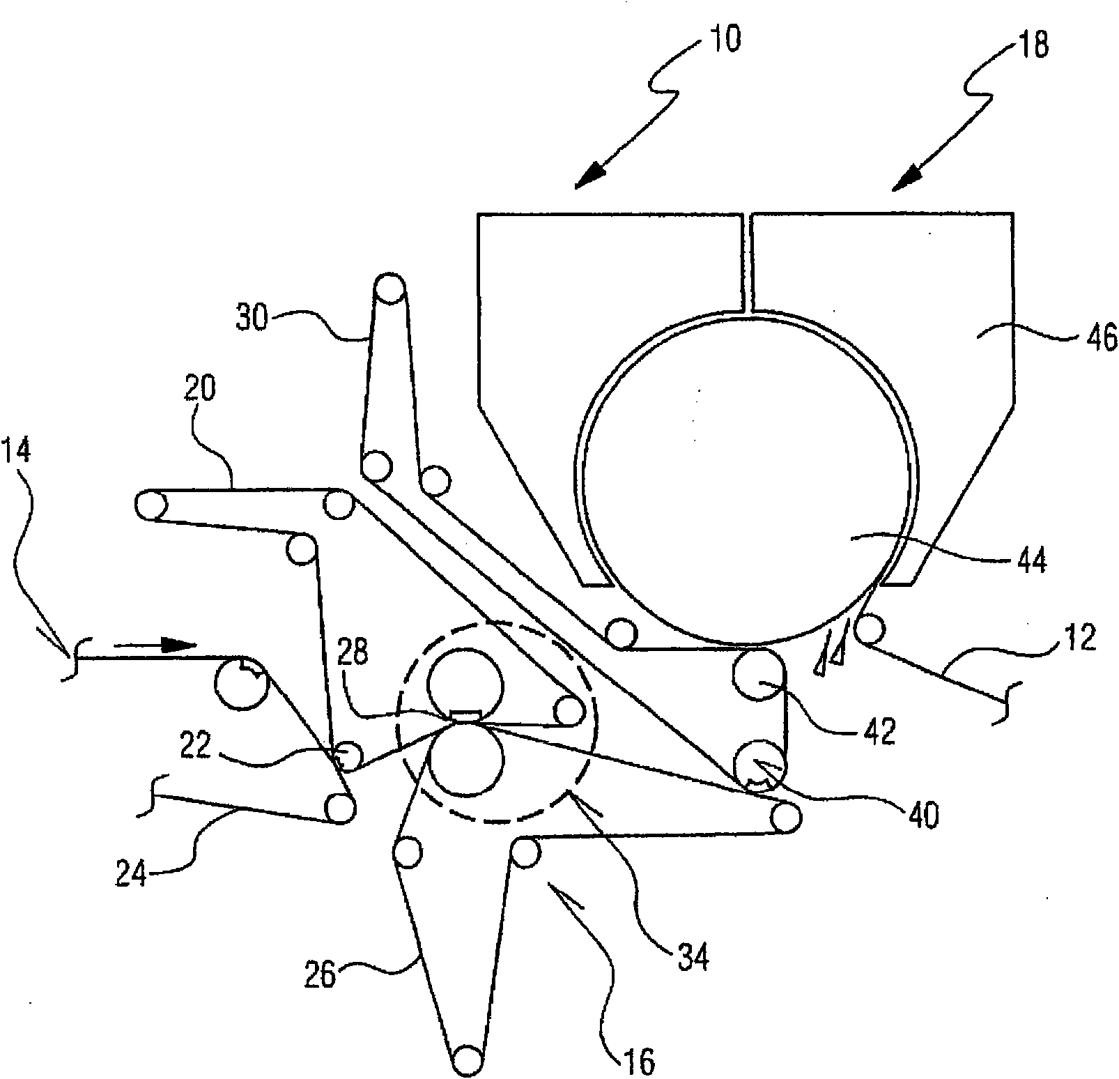 Method and machine for producing a paper web that is smooth on one side
