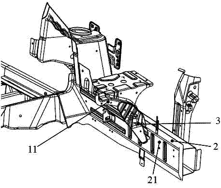 Reinforcement structure between front wheel casing and longitudinal beam and vehicle body adopting same