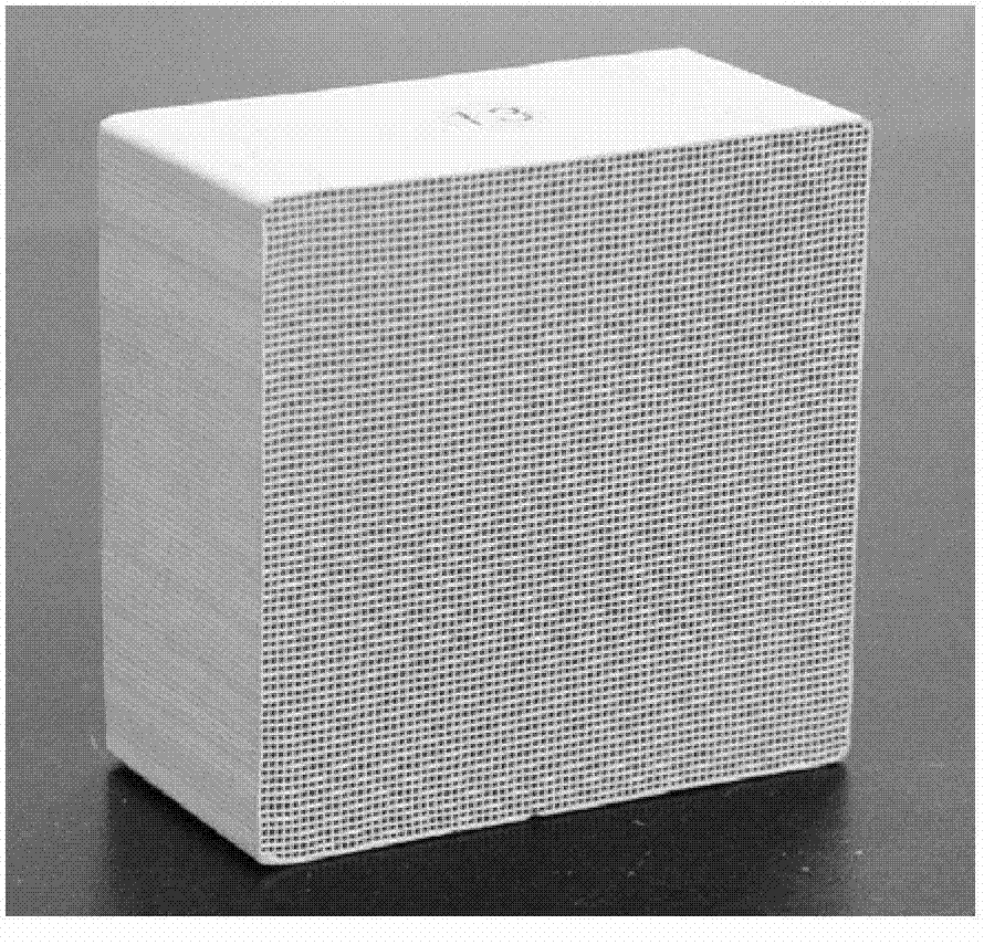 Ceramic honeycombed catalyst capable of purifying organic waste gas and preparation method thereof