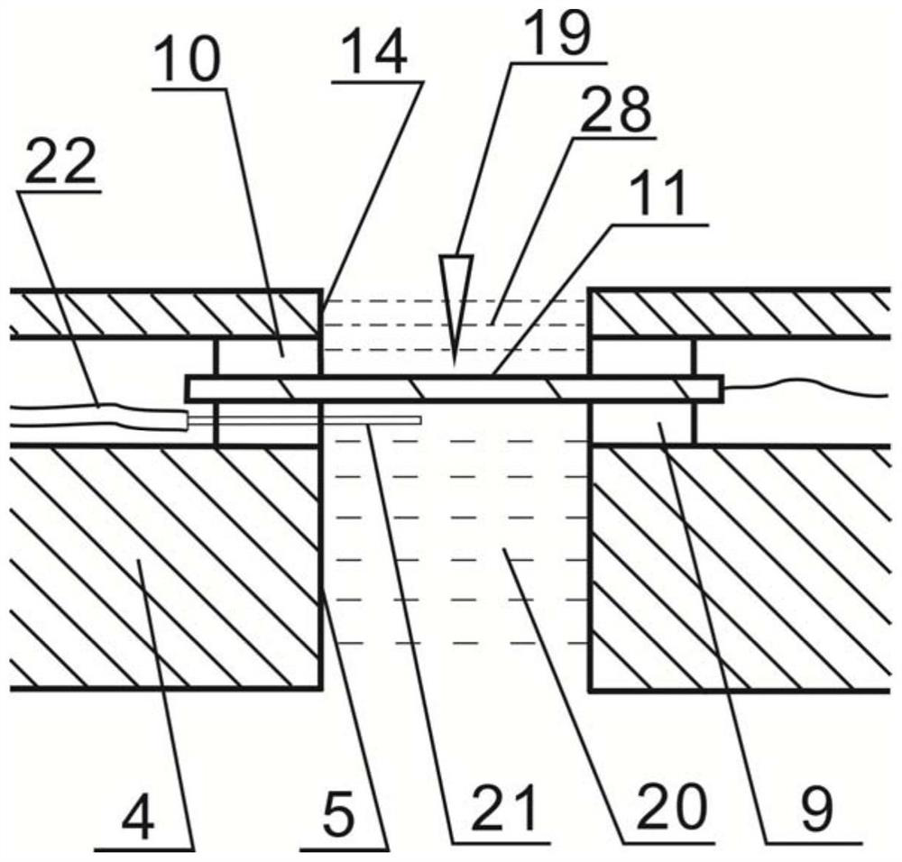 Double-electrolytic-cell device for micro-area electrochemical test and using method of double-electrolytic-cell device