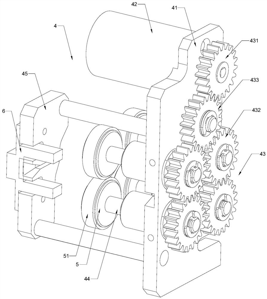 Card feeding device in card making machine and card feeding method thereof