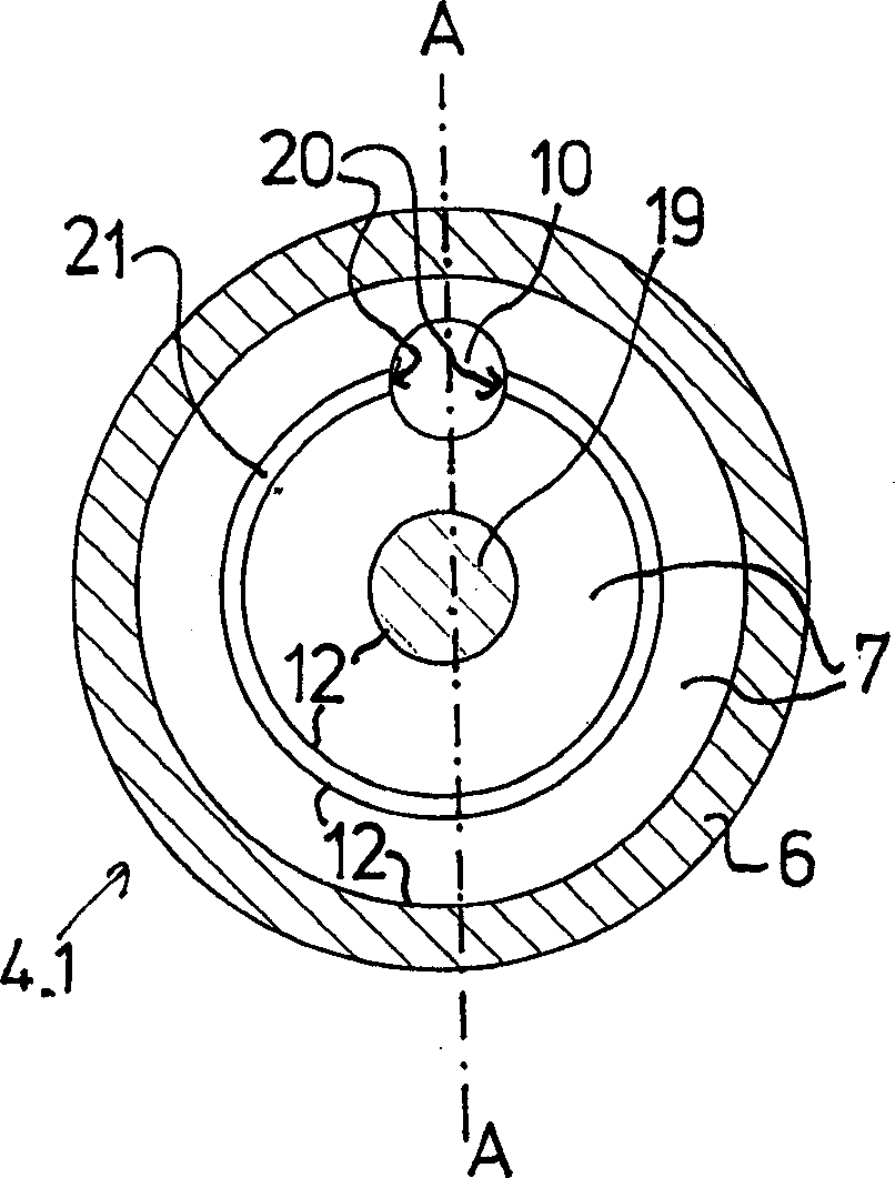 Resonating apparatus, in particular micowave resonating apparatus and measuring apparatus