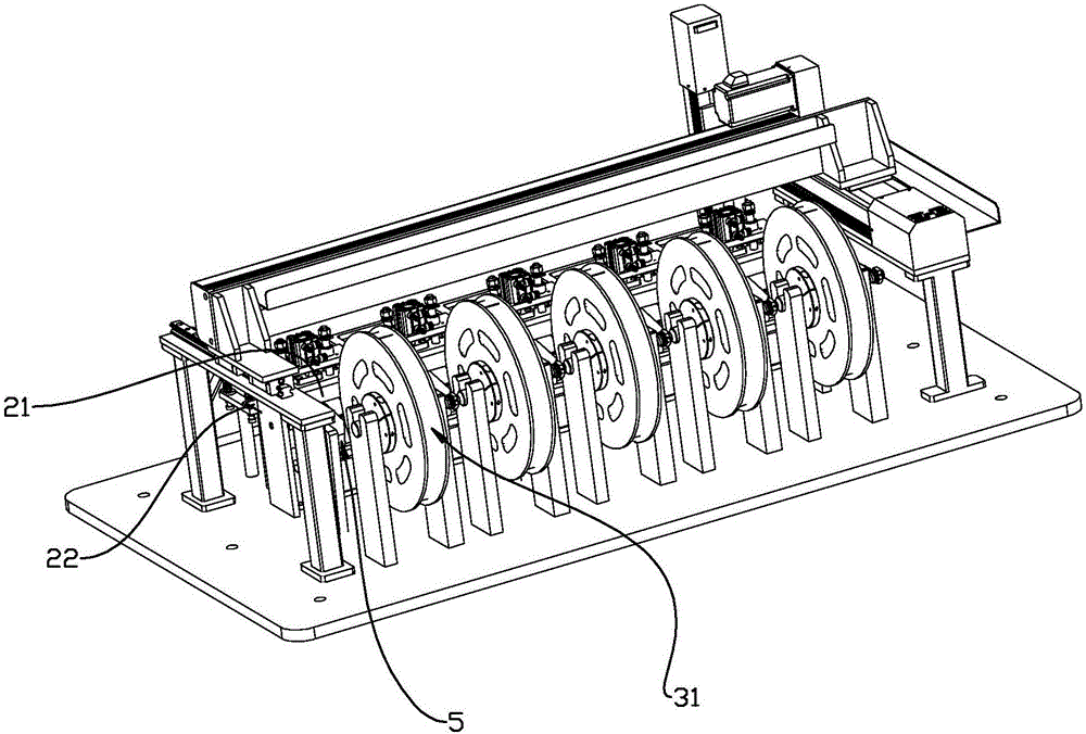 Automatic feeding, cutting-off and conveying equipment for cloth strips