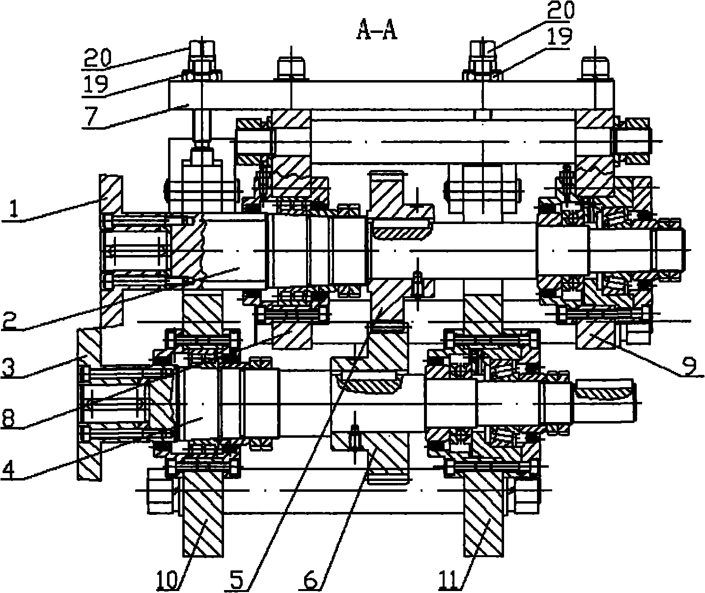 Device and method for adjusting gap of shear of disc shearing machine