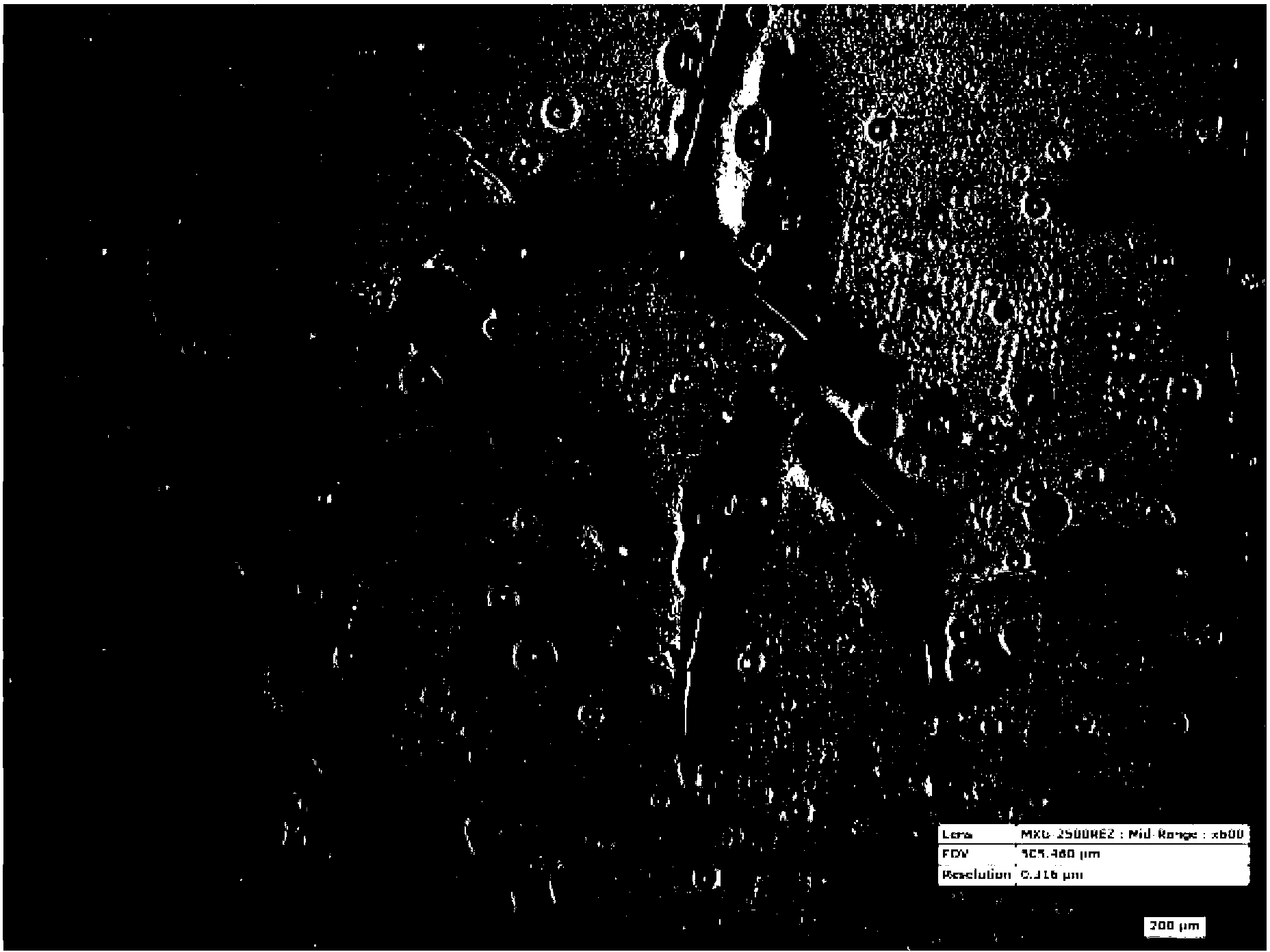 Micro-crack self-repairing microcapsule and preparation method thereof