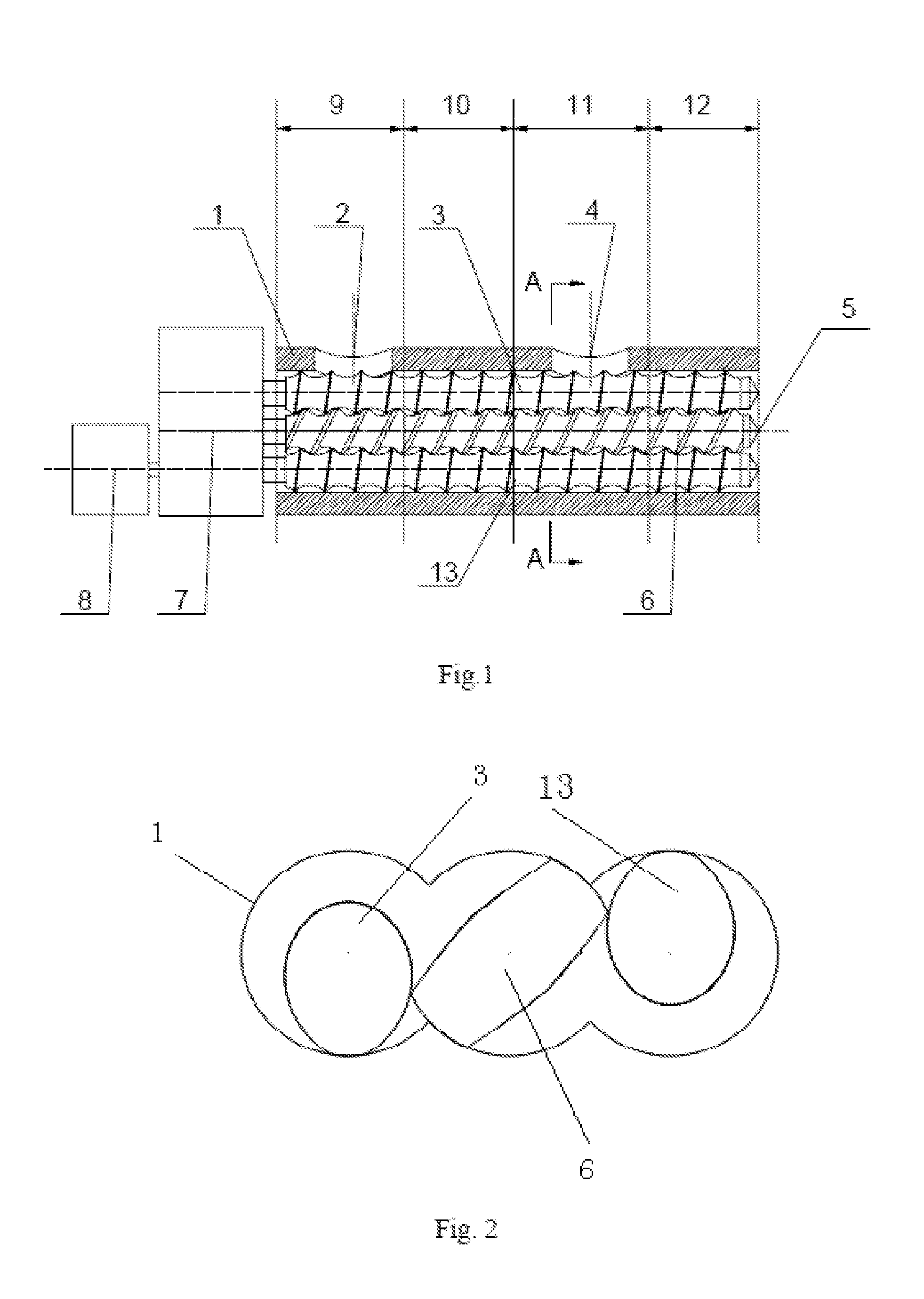 Self-cleaning plasticizing venting and extruding apparatus by co-rotating non-twin multi-screws and method thereof