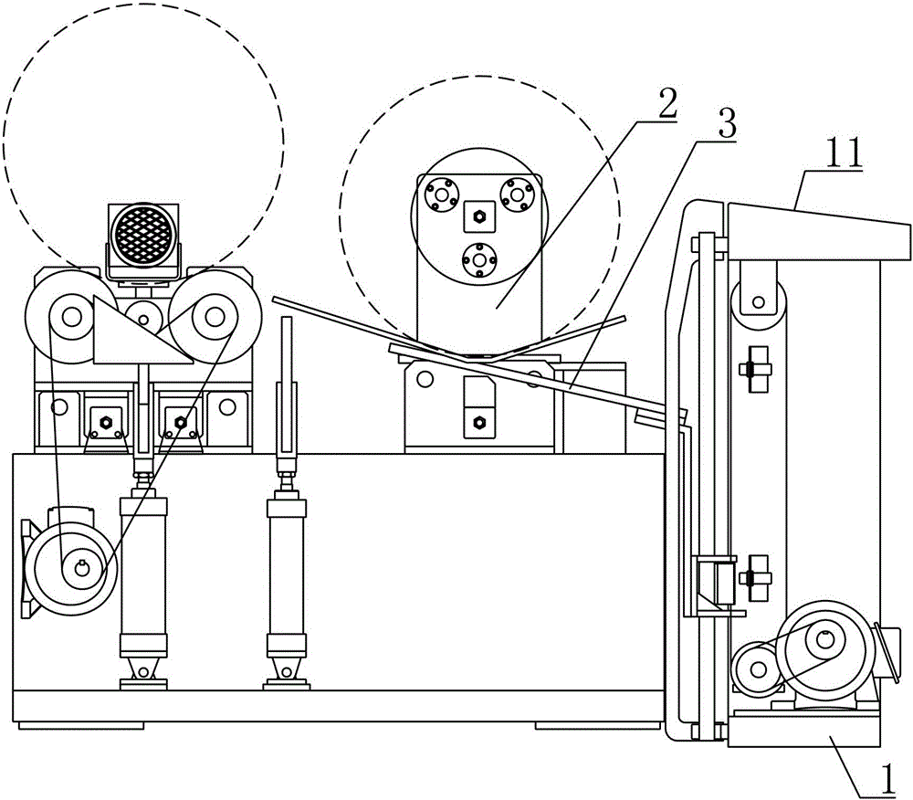 Cloth roll lifting device of heat shrinkable film cloth roll packaging machine