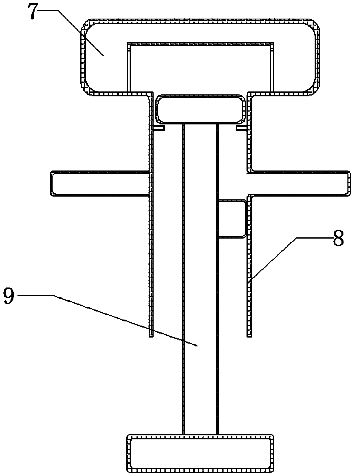 Device for automatically fixing leather shoes on conveying belt for oiling and discharging