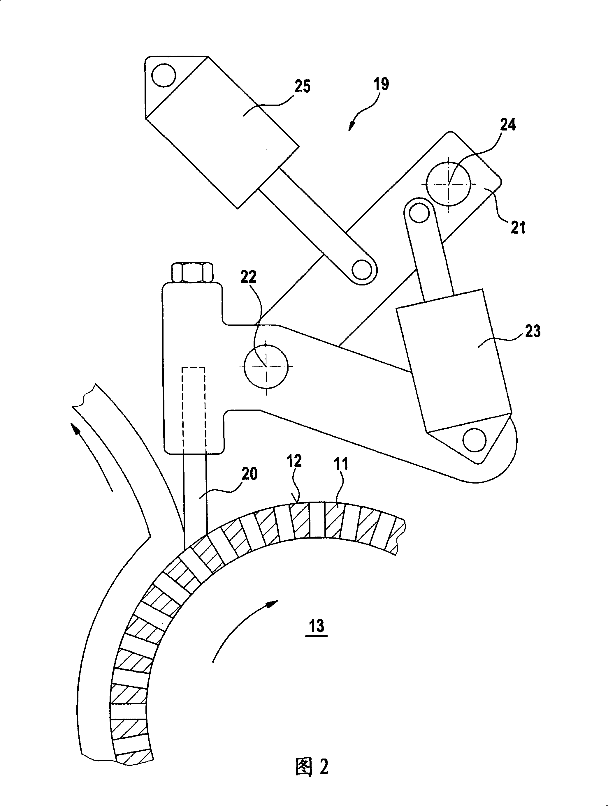 Apparatus and method for separating mixed materials of different flowability