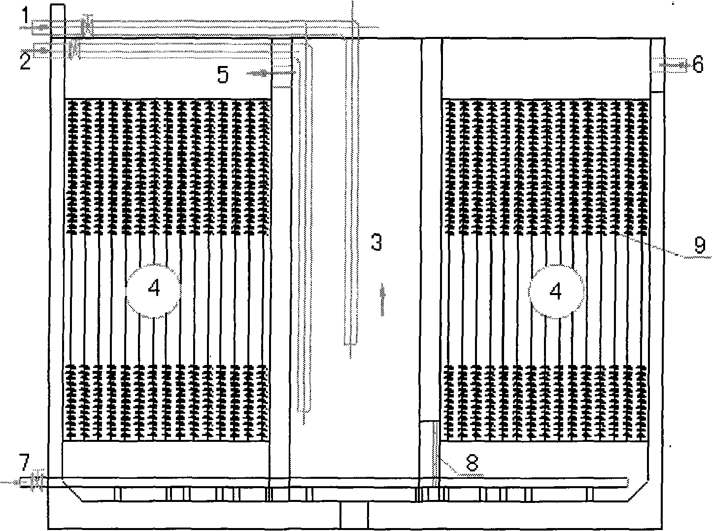 Method and device for treating sewage through synergistic action of activated sludge and biomembrane