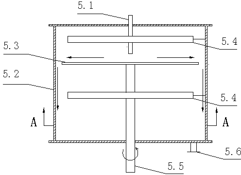 Device and method for photo-catalytically degrading phenol-containing wastewater