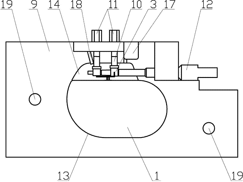 Implantable heart pacemaker packaging device and implantable heat pacemaker packaging method